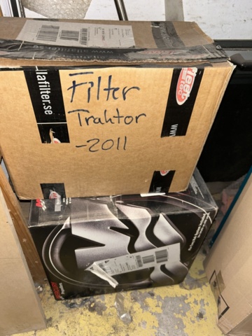 1423644-84 Lager med hyllor och reservdelar från båtverkstad - 21 sektioner plåthyllor