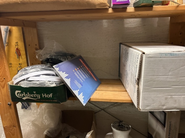 1423644-86 Lager med hyllor och reservdelar från båtverkstad - 21 sektioner plåthyllor