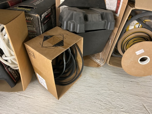 1423644-89 Lager med hyllor och reservdelar från båtverkstad - 21 sektioner plåthyllor