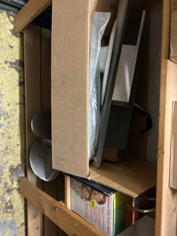 1423644-90 Lager med hyllor och reservdelar från båtverkstad - 21 sektioner plåthyllor