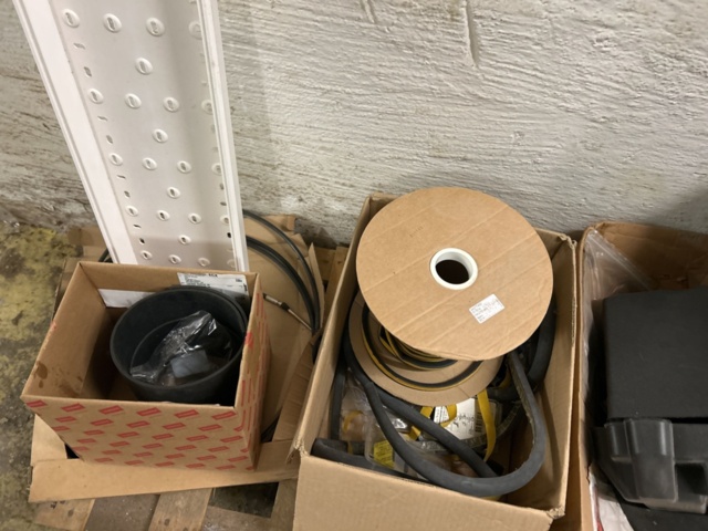 1423644-91 Lager med hyllor och reservdelar från båtverkstad - 21 sektioner plåthyllor