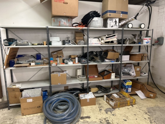 1423645-1 Hyllor 4 st med innehåll