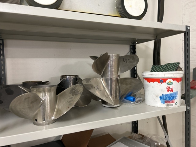 1423645-4 Hyllor 4 st med innehåll