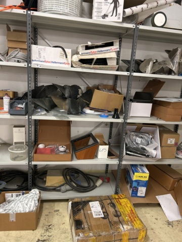 1423645-9 Hyllor 4 st med innehåll