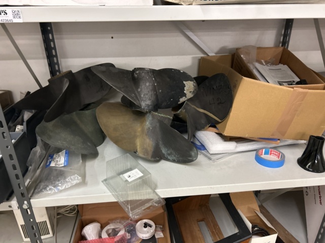 1423645-13 Hyllor 4 st med innehåll