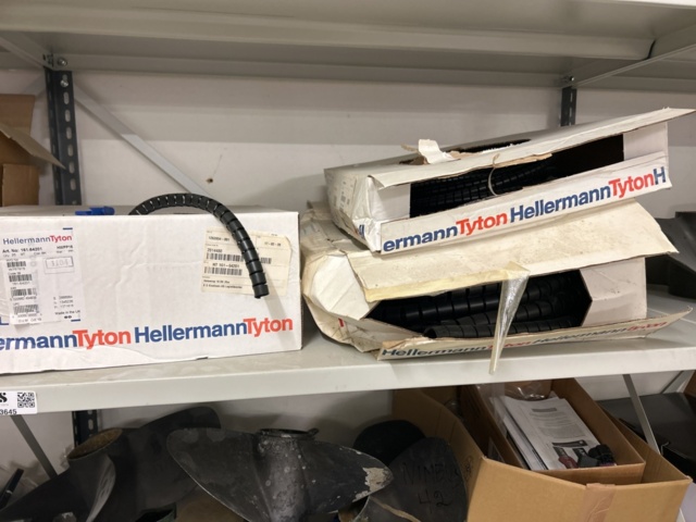 1423645-14 Hyllor 4 st med innehåll