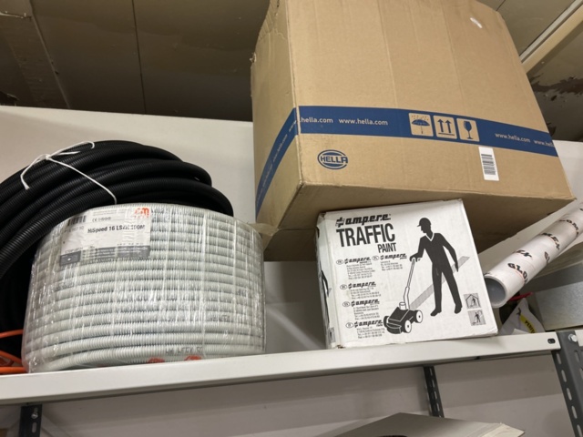 1423645-15 Hyllor 4 st med innehåll