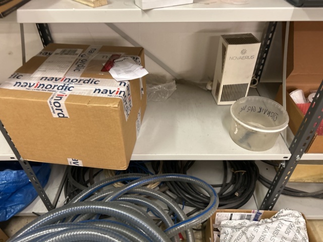 1423645-18 Hyllor 4 st med innehåll