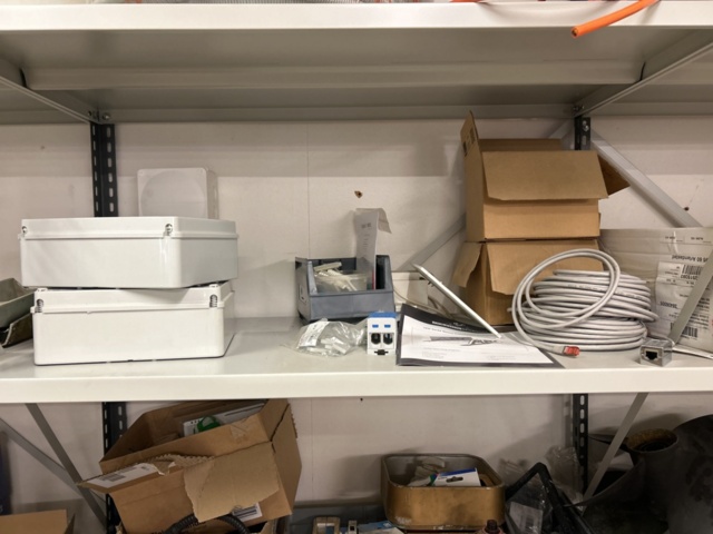 1423645-19 Hyllor 4 st med innehåll