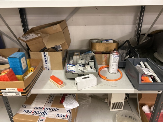 1423645-20 Hyllor 4 st med innehåll