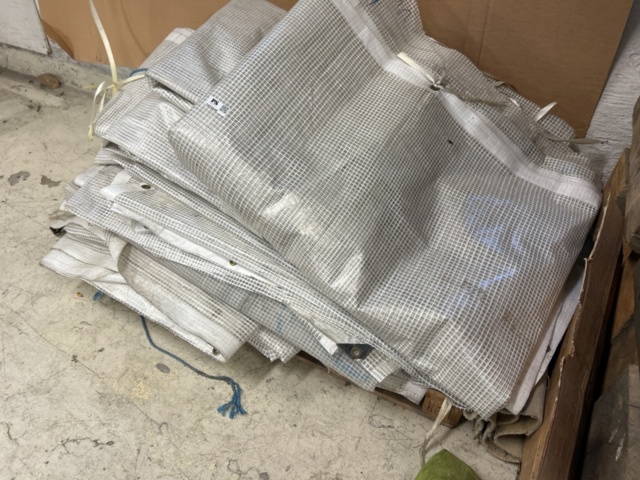 1423648-2 Samling med väderskydd/presenningar