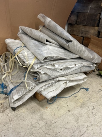 1423648-4 Samling med väderskydd/presenningar