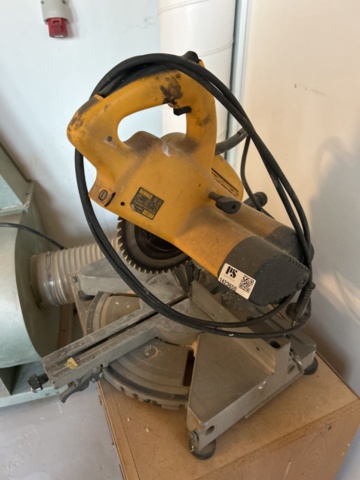 1423650-2 Kap- och gersåg med skåp - DeWalt DW700