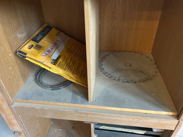 1423650-6 Kap- och gersåg med skåp - DeWalt DW700