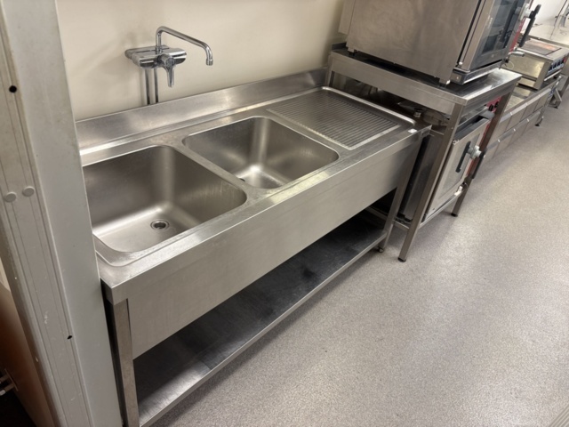 1372701-3 Diskbänk med två hoar och avställningsyta – GGM Gastro