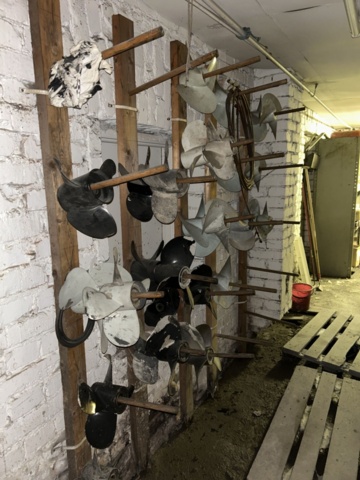 1423660-1 Större samling med diverse reservdelar och inventarier från båtverkstad