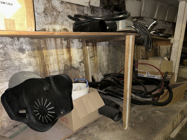 1423660-4 Större samling med diverse reservdelar och inventarier från båtverkstad