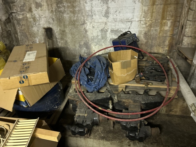 1423660-6 Större samling med diverse reservdelar och inventarier från båtverkstad