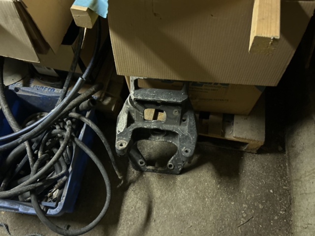 1423660-7 Större samling med diverse reservdelar och inventarier från båtverkstad