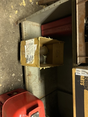 1423660-14 Större samling med diverse reservdelar och inventarier från båtverkstad