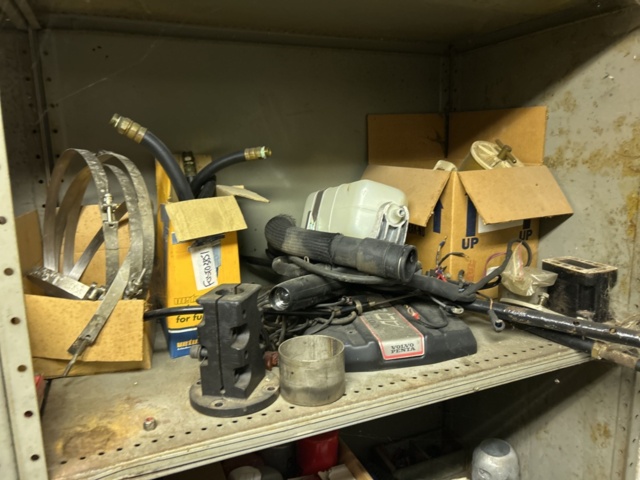 1423660-15 Större samling med diverse reservdelar och inventarier från båtverkstad