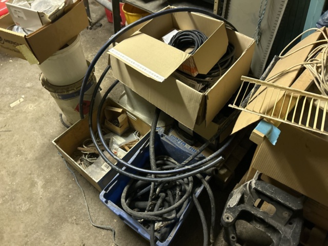 1423660-16 Större samling med diverse reservdelar och inventarier från båtverkstad