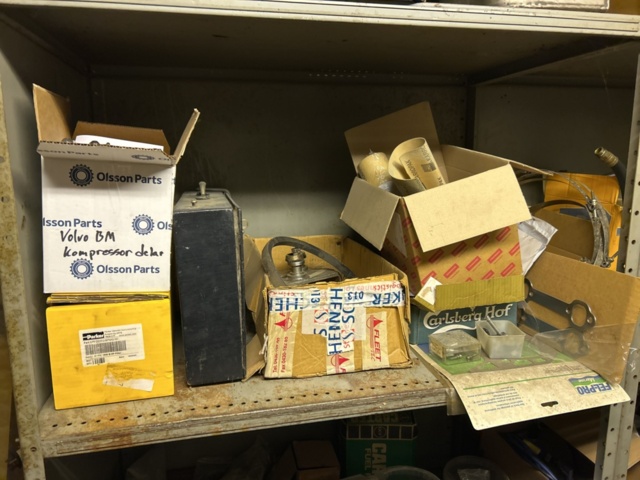 1423660-21 Större samling med diverse reservdelar och inventarier från båtverkstad