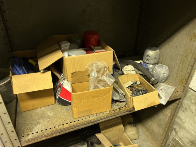 1423660-22 Större samling med diverse reservdelar och inventarier från båtverkstad