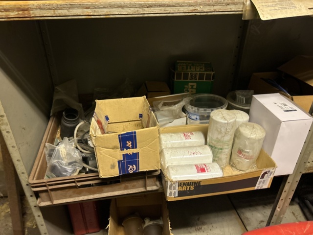 1423660-23 Större samling med diverse reservdelar och inventarier från båtverkstad