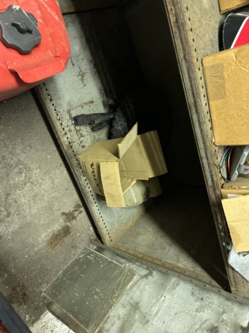 1423660-24 Större samling med diverse reservdelar och inventarier från båtverkstad