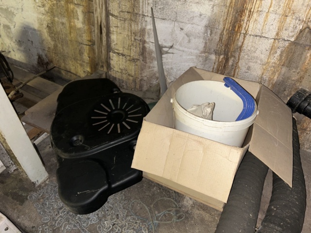 1423660-26 Större samling med diverse reservdelar och inventarier från båtverkstad