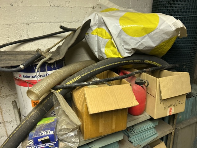 1423660-25 Större samling med diverse reservdelar och inventarier från båtverkstad