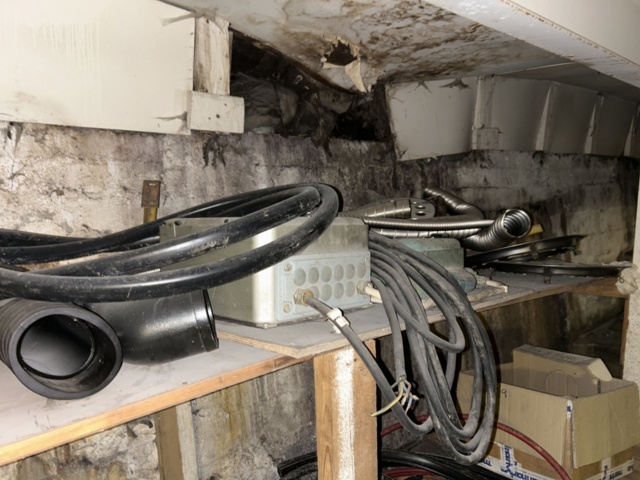 1423660-27 Större samling med diverse reservdelar och inventarier från båtverkstad