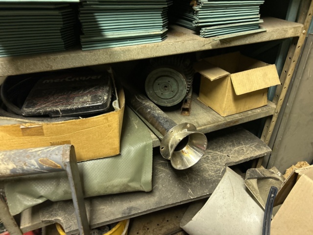 1423660-32 Större samling med diverse reservdelar och inventarier från båtverkstad