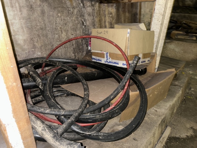 1423660-33 Större samling med diverse reservdelar och inventarier från båtverkstad