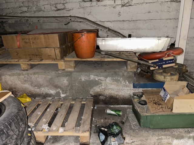 1423660-36 Större samling med diverse reservdelar och inventarier från båtverkstad