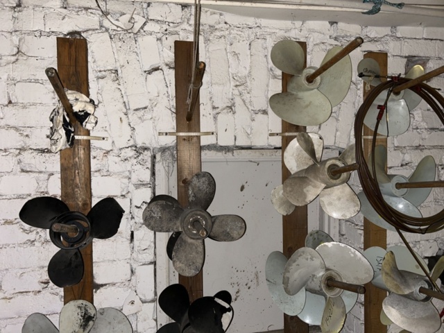 1423660-37 Större samling med diverse reservdelar och inventarier från båtverkstad