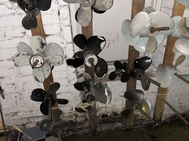 1423660-38 Större samling med diverse reservdelar och inventarier från båtverkstad