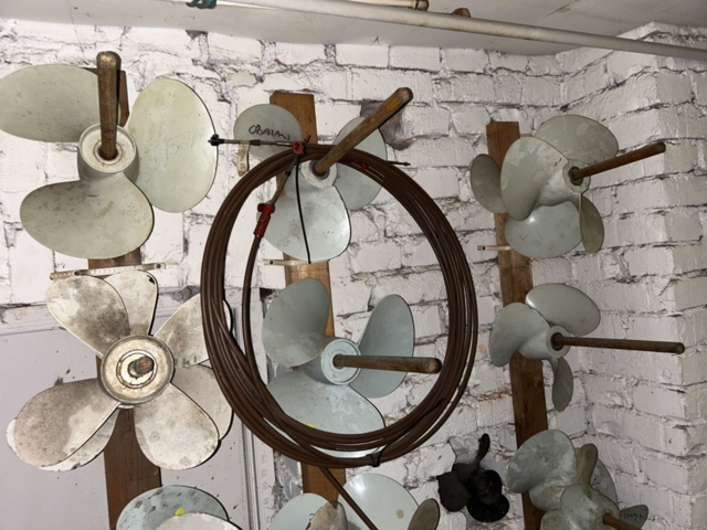 1423660-39 Större samling med diverse reservdelar och inventarier från båtverkstad