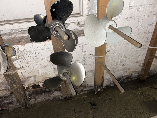 1423660-40 Större samling med diverse reservdelar och inventarier från båtverkstad