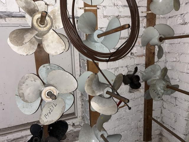 1423660-41 Större samling med diverse reservdelar och inventarier från båtverkstad