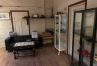 1423662 Diverse möbler och köksinventarier i rummet