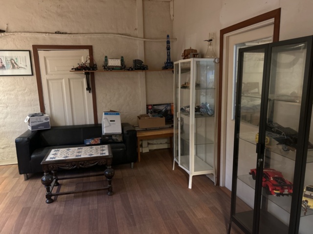 1423662-1 Diverse möbler och köksinventarier i rummet