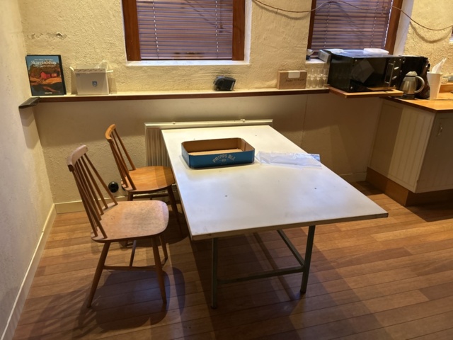 1423662-2 Diverse möbler och köksinventarier i rummet