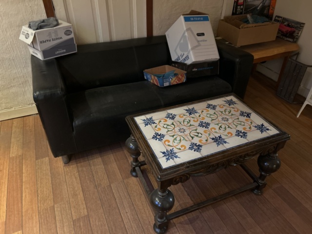 1423662-3 Diverse möbler och köksinventarier i rummet