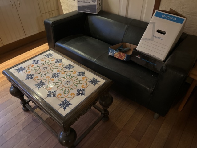 1423662-4 Diverse möbler och köksinventarier i rummet