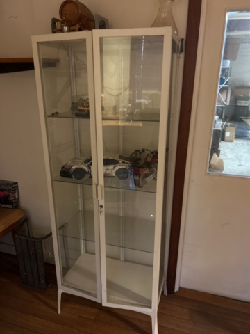 1423662-5 Diverse möbler och köksinventarier i rummet