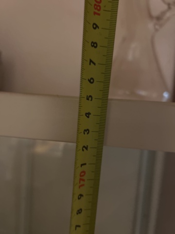 1423662-8 Diverse möbler och köksinventarier i rummet