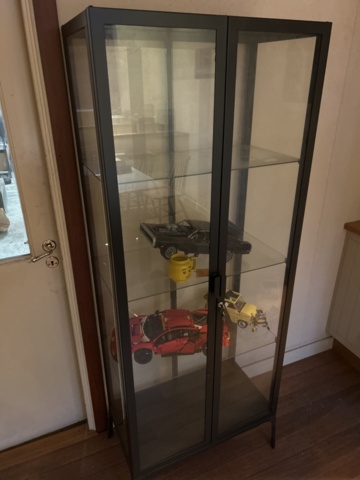 1423662-9 Diverse möbler och köksinventarier i rummet