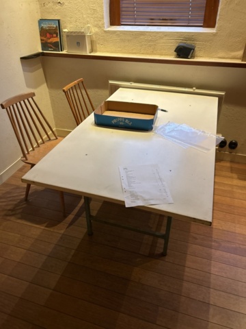 1423662-14 Diverse möbler och köksinventarier i rummet